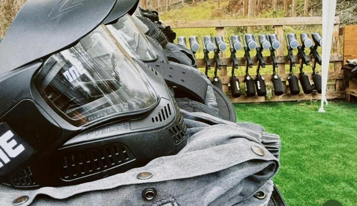 Equipamento alinhado: máscaras e marcadores