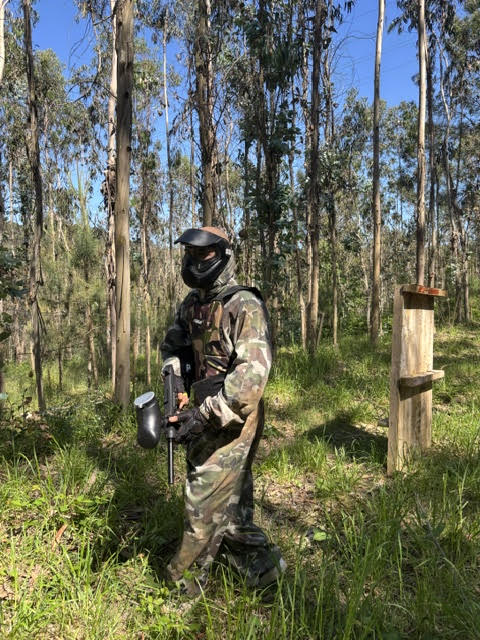 Jogador equipado na floresta